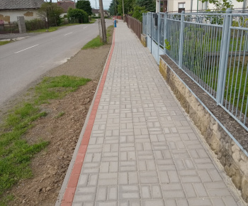 Projekty / Rekonštrukcia chodníka - publicita projektu - foto